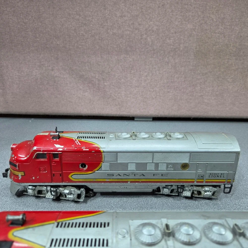 Lionel Santa Fe F3 Diesel Locomotive O-Gauge Red Silver Good Warbonnet A-A